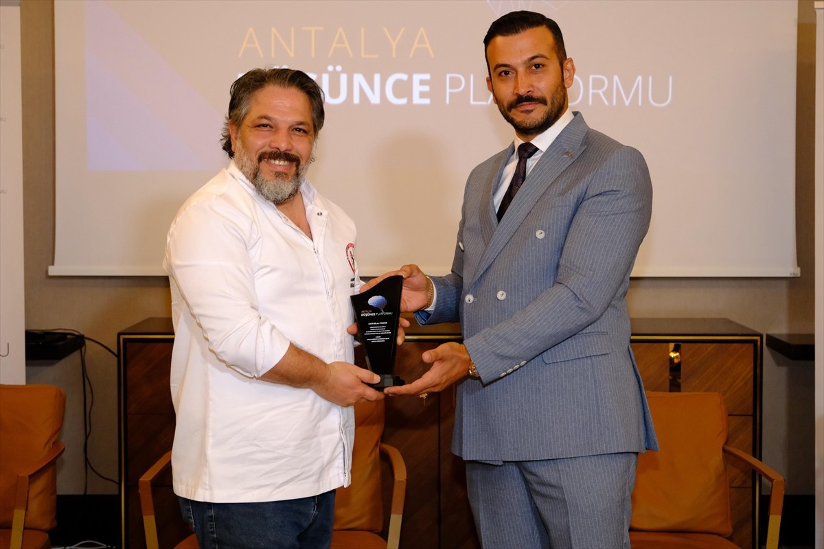 Antalya Düşünce Platformunda turizmin geleceği değerlendirildi