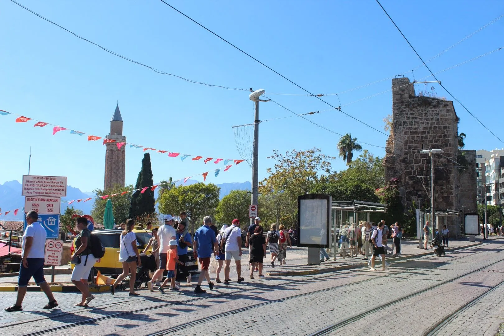 Antalya turist kaynıyor, turizmse kötüye gidiyor