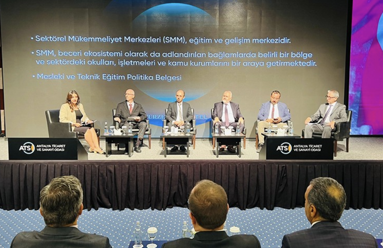 Antalya'da turizm sektörü ile eğitim paydaşları buluştu